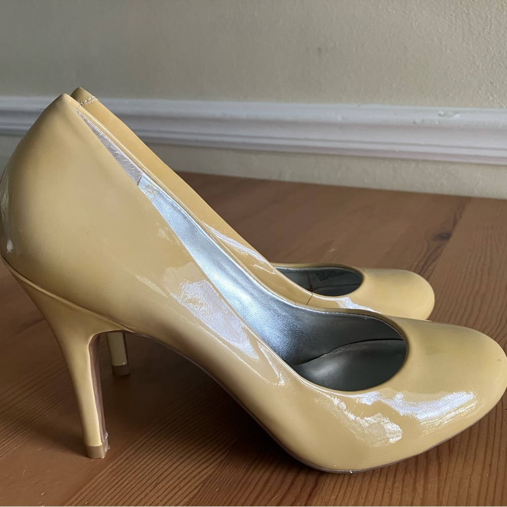 Jessica Simpson Pale Yellow Patent Leather Pumps Heels Women’s Size 8